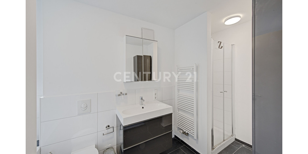 OG Tageslicht Wellnessbad mit Wanne und Dusche