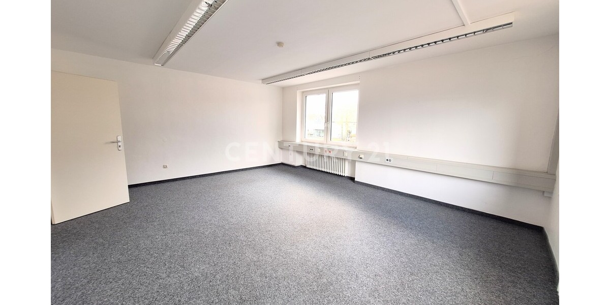 großzügiger Büroraum oder Besprechungsraum